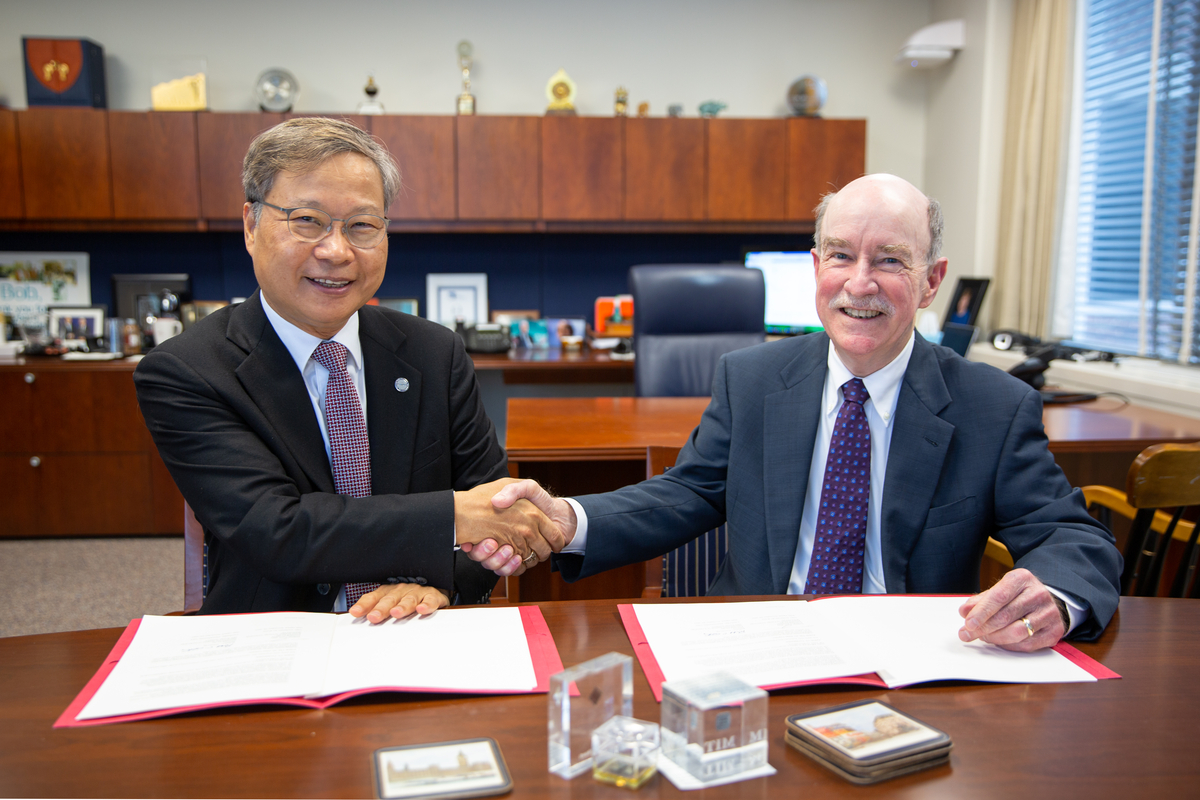 (from left) Yoon Eui-joon, Founding President of KENTECH, and Robert C. Armstrong, director of MIT Energy Initiative(Credit: Kelly Travers/ MITEI)